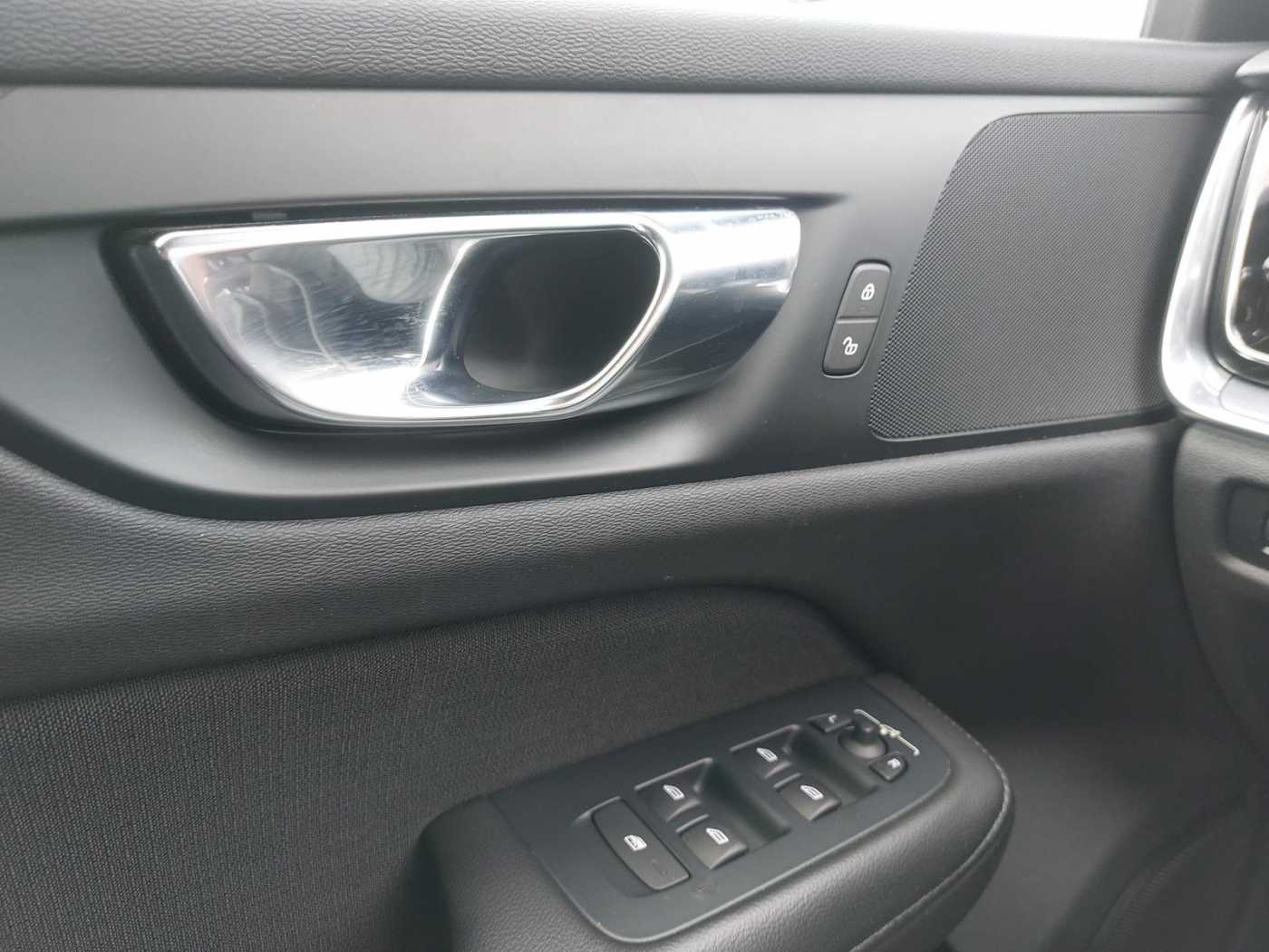 Volvo  D3 Momentum Pro 2xPDC CAM BLIS DAB+ LED NAV